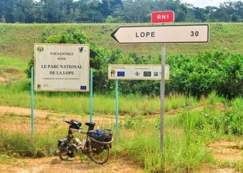 Panneau indiquant la localité de la Lopé