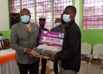 Nathan Blaise MIHINDOU Mi NZAMBE recevant son prix de la part du Ministre de l'Education nationale