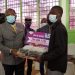 Nathan Blaise MIHINDOU Mi NZAMBE recevant son prix de la part du Ministre de l'Education nationale