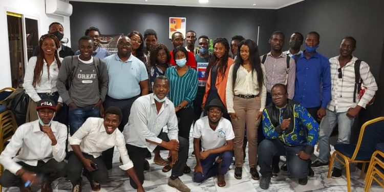 Sylvère Boussamba, Sylvie Touré et les alumni de la première promotion de l'école 241