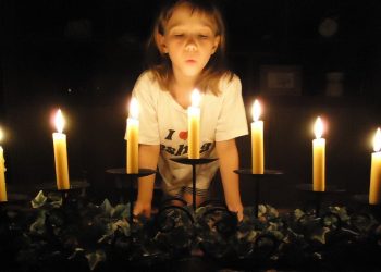 Une menorah fete par une petitit fille juive lors de la fête des lumières@pixabay