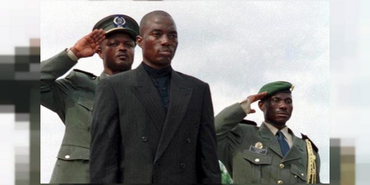 le Colonel Eddy Kapend à l'extrême droite @africanews AFP