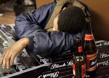 Un homme ivre-mort dort sur une table de bar Photo @AFP/Mariette Leroux