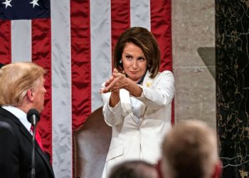 Nancy Pelosi indexant Donald Trump, son adversaire @illustre