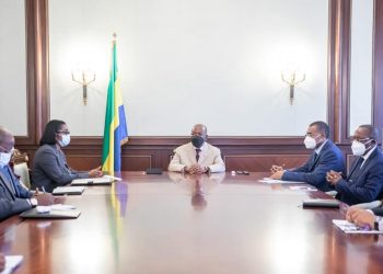 Ali Bongo Ondimba au centre avec le Premier ministre, certains ministres et les membres du cabinet présidentiel