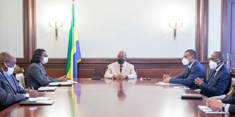 Ali Bongo Ondimba au centre avec le Premier ministre, certains ministres et les membres du cabinet présidentiel