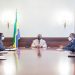 Ali Bongo Ondimba au centre avec le Premier ministre, certains ministres et les membres du cabinet présidentiel