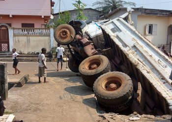 Camion renversé dans la rivière Batavea