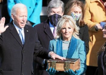 Joe Biden prêtant serment ©MICHAEL REYNOLDS