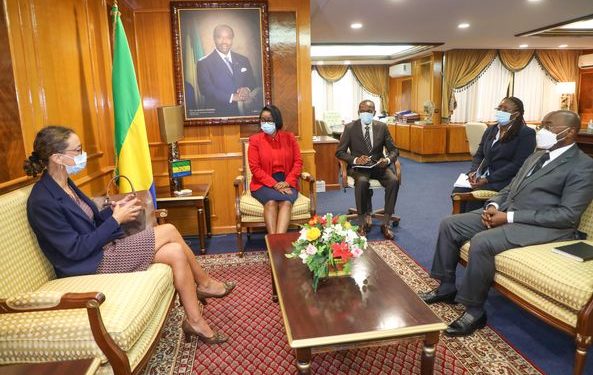 Rose Christiane Ossouka Raponda et l’Ambassadrice Rosário Bento Pais