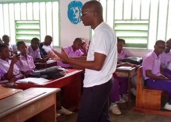 Un membre de l'ONG scdoga en pleine sensibilisation sur la drépanocytose au Lycée Djoué Dabany @scdoga