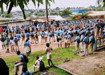 Les élèves du lycée Technique National Omar Bongo(LNTOB) dans la rue