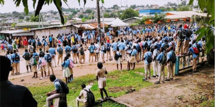 Les élèves du lycée Technique National Omar Bongo(LNTOB) dans la rue