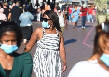 Des passants portant des masques dans les rue de Johannesburg