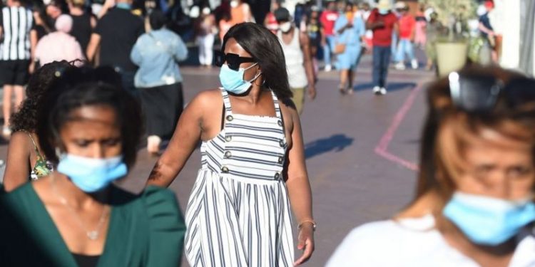 Des passants portant des masques dans les rue de Johannesburg