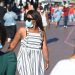 Des passants portant des masques dans les rue de Johannesburg