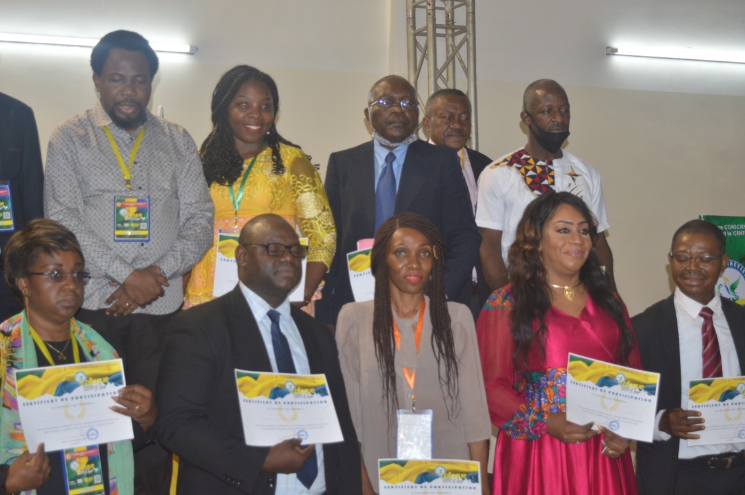 Quelques panélistes ayant reçu leur parchemin de la part des organisateurs @Gabonmailinfos