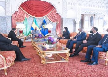 Monseigneur Francisco Escalante Molina à la fin de son mandat fait ses adieux à Ali Bongo