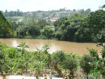 Shimita Nzengue où le décès a été enregistré, une vue de la rivière Bouenguidi qui coule entre les quartiers Bakélé et Litsébé