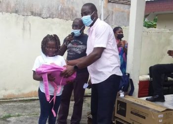 Remise d'un kit scolaire par le donateur Fabrice Moret à un élève