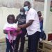 Remise d'un kit scolaire par le donateur Fabrice Moret à un élève