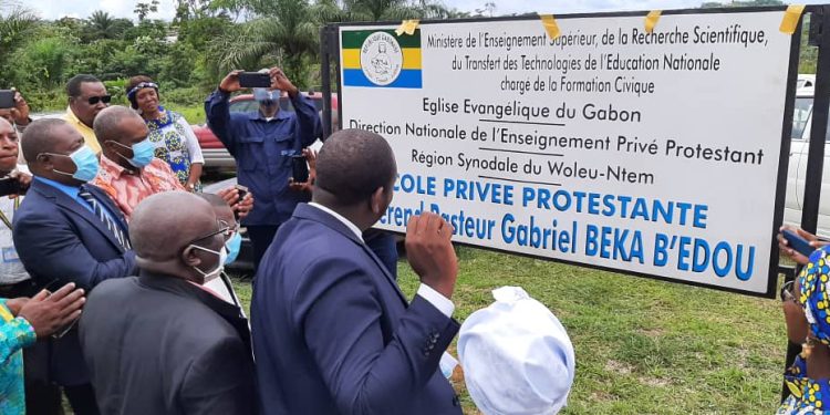 La pancarte de l'école conventionnée évangélique municipale Gabriel Beka B’Edou dévoilée