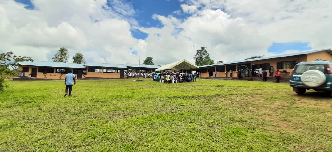 Vue partielle de l'école conventionnée évangélique municipale Gabriel Beka B’Edou à Oyem