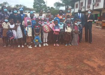 Les autorités de la Setrag et d'Owendo ayant offert le don des kits scolaires aux élèves à l'école Akournam 1