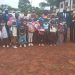 Les autorités de la Setrag et d'Owendo ayant offert le don des kits scolaires aux élèves à l'école Akournam 1