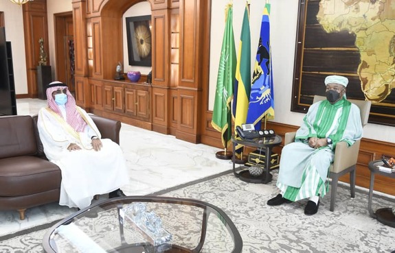 Porteur d'une invitation du roi, l'ambassadeur du Royaume d’Arabie Saoudite près de la République gabonaise, Abdulrahman S. Aldahas, à été reçu par Ali Bongo Ondimba