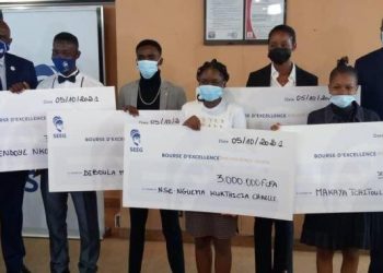 Les lauréats du prix d'excellence posant avec le directeur général de la SEEG Alain Patrick Kouma