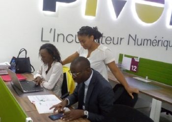 50 Start-ups incubées à la SING aucune ne prend son envol, Ariane Akeret (à guche) et Jean Claude Birama Ndiaye (à droite), tous les deux assis
