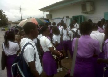 Les élèves du Lycée Djoué Dabany risquent l'expulsion faute de paiement de l'État