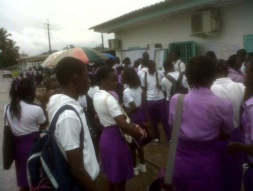 Les élèves du Lycée Djoué Dabany risquent l'expulsion faute de paiement de l'État