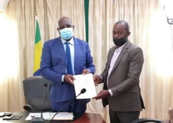 Le président du Cercle des Patrons de la presse privée en ligne (CPPPL), Thierry Mebale Ekouaghe remettant le MEMO contenant les propositions sur la viabilité de la presse au Gabon au président intérimaire de la HAC
