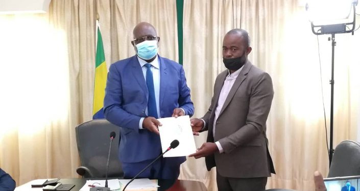 Le président du Cercle des Patrons de la presse privée en ligne (CPPPL), Thierry Mebale Ekouaghe remettant le MEMO contenant les propositions sur la viabilité de la presse au Gabon au président intérimaire de la HAC