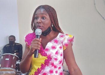 La donatrice Mme Lynn SheryLa donatrice Miyendzi épse Edou, ancienne Miss Gabon 2004 contribue à engager socialement l'église
