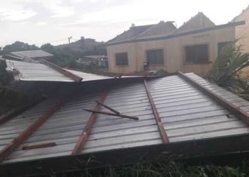 Un toit emporté par l'orage d'hier qui a fait de nombreux dégâts matériels à Franceville