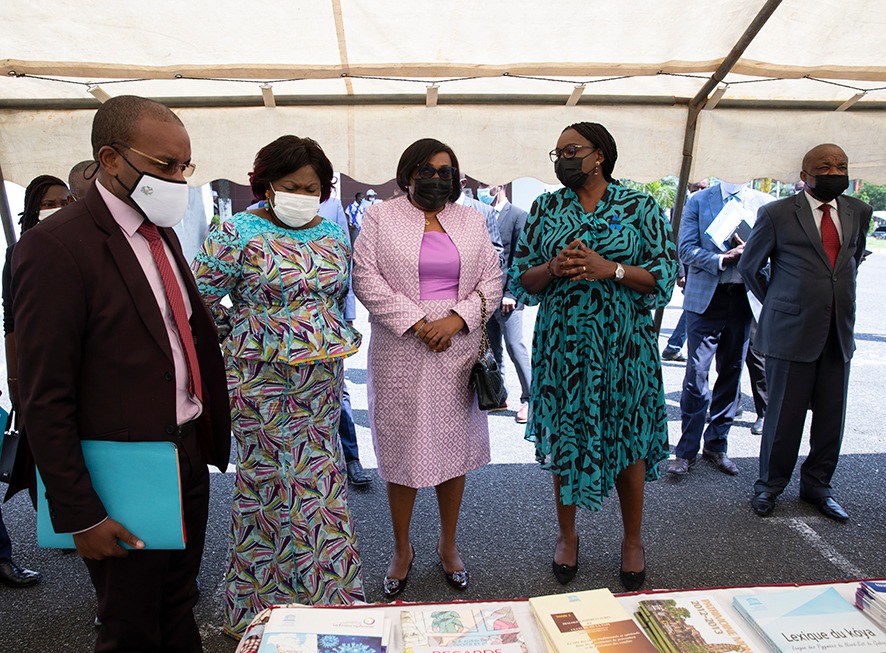 De la gauche à droite, le DG de la Statistique, M. Prosper Ebang Ebang, le Gouverneur de la Province de l'Estuaire, M. Marie Françoise Dikoumba, Mme le 3ème vice-président du Sénat, Marie-Julie Bilogo-Bi-Nzengdong, le Secrétaire général du ministère de tutelle, Mme Edith Ekiri Mounombi épse Oyouomi