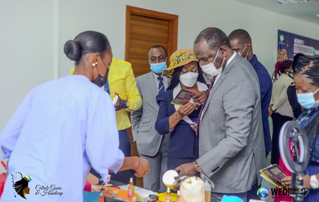 Les ministres des PME-PMI, Hugues Mbadinga Madiya et sa collègue des Affaires sociales et des Droits des femmes, Prisca Koho Nlend visitant un stand d'exposition des parfums Made in Gabon