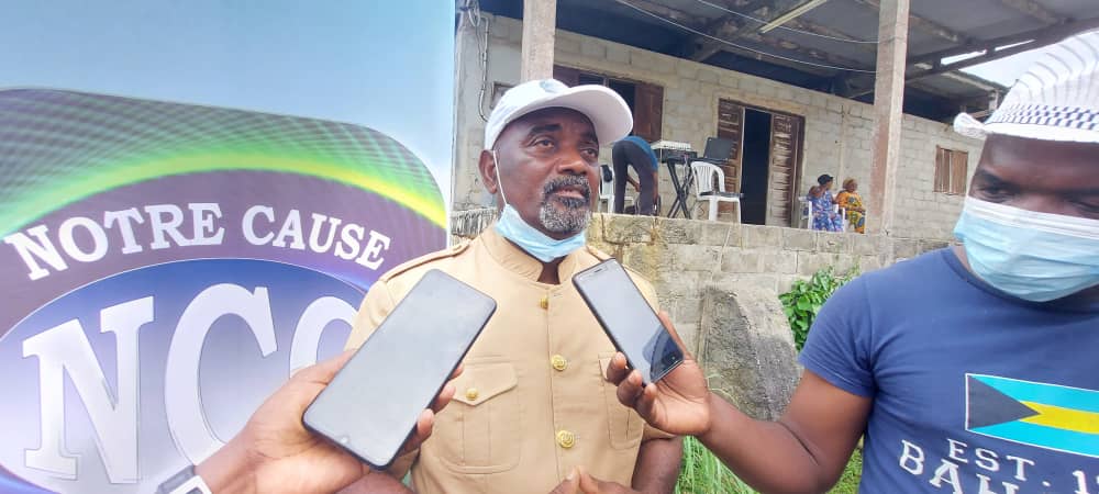 Alain Mabika, le chef du quartier du PK 7-Nkol-Ngoum lors de la remise des kits scolaires aux enfants de son quartier 