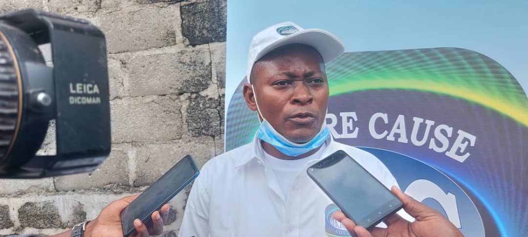 Séraphin Ekemi Mfouo, le vice-président de l'association Notre Cause Commune devant la presse pour expliquer les raisons de ces kits scolaires aux enfants du PK 7-Nkol-Ngoum 