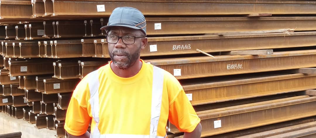 Le responsable du projet, chef de division logistique, Modeste Maïssa, sur le terrain pour superviser l'implémentation de ces 60kgs de rails