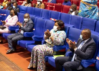 Le Gouverneur de la Province de l'Estuaire, Marie Françoise Dikoumba, assistant à la célébration de la Journée Africaine de la Statistique