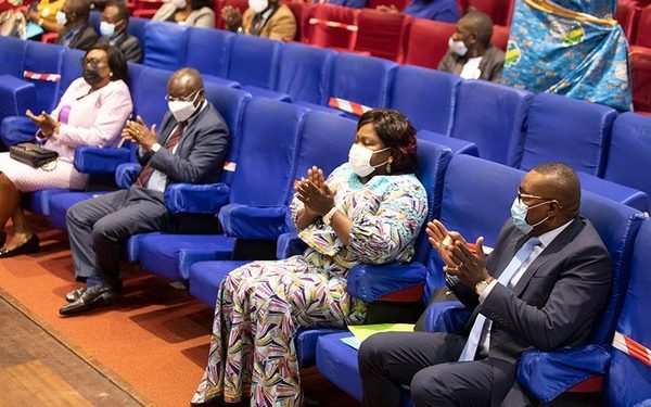 Le Gouverneur de la Province de l'Estuaire, Marie Françoise Dikoumba, assistant à la célébration de la Journée Africaine de la Statistique