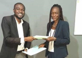 Ozik musik (Olsen Mossot à gauche) et Capay (Ariane Akeret à droite ) viennent de signer le premier contrat de la start-up Capay