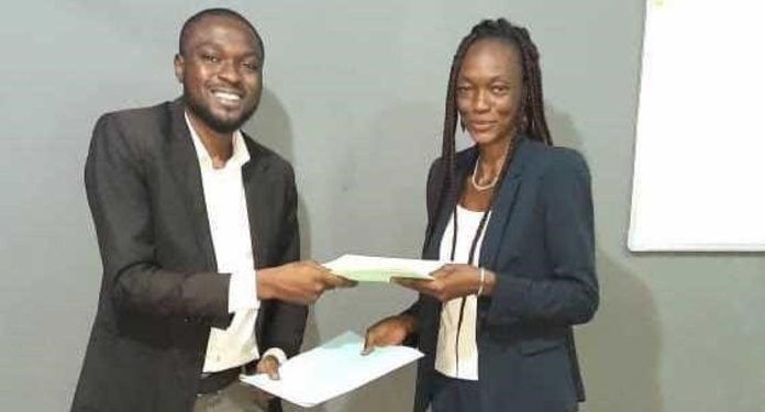 Ozik musik (Olsen Mossot à gauche) et Capay (Ariane Akeret à droite ) viennent de signer le premier contrat de la start-up Capay