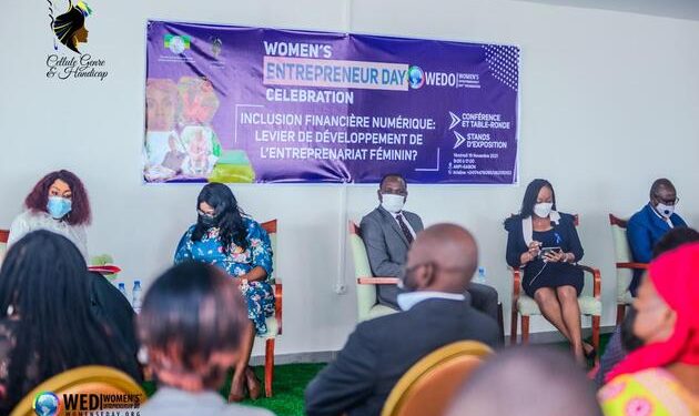 De la gauche vers la droite, Mme Virginie Mounanga, la Coordinatrice de la cellule Genre et handicap / ambassadrice régionale WEDO, Eugenia Onyekwelu, Directrice générale de UBA Gabon, le ministre des PME-PMI, Hugues Mbadinga Madiya, la ministre des Droits des femmes, Prisca Koho Nlend, table-ronde à la célébration de la journée des femmes entrepreneures