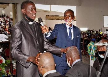 Les 45 membres du Conseil presbytéral de l'Église Alliance chrétienne d'Avéa 2 consacrés par le Surintendant Estuaire Nord le Révérend Emmanuel Moualélé