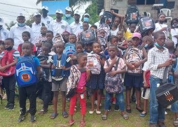 Photos des enfants du PK 7-Nkol-Ngoum ayant reçu des kits scolaires de l'association Notre Cause Commune pour la rentrée